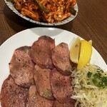 炭火焼肉 牛和鹿 本店 - 生キムチ、ネギタン塩