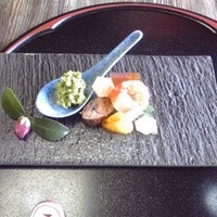 辰巳屋 - 生湯葉カニ身抹茶和え・季節の八寸