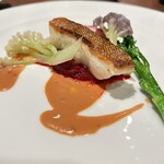 Kumazawa - 岩手アイナメ　ビーツ（アイナメの皮目を炙り身は余熱で ビーツ千切りを添えて ビーツのソースで もものすけというカブとブロッコリーニと2種の カリフローネ）