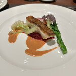 Kumazawa - 岩手アイナメ　（ビーツアイナメの皮目を炙り身は余熱で ビーツ千切りを添えて ビーツのソースで もものすけというカブとブロッコリーニと2種の カリフローネ）