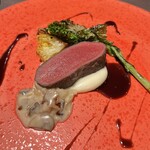 Kumazawa - 岩手大槌の鹿のロース、下にマッシュポテト（3ヶ月かけて水分を抜いていったジャガイモ）