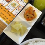わ楽 - レンコンと人参の煮物、大根の漬物