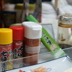 丸八酒店 - 卓上の調味料