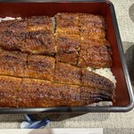 鰻家 - 黄金色のうなぎ、細かなキャラメリゼが表面を覆う