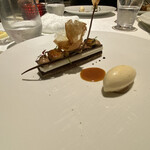 ラ・リベリュール - デザート。ダクワーズの生地の上に何かのってる。むちゃくちゃ美味しかった。