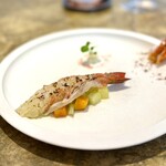 entre nous - この日は、甲殻率高めとのこと。大歓迎！
      しっかりした海老らしい身質ながら、甘みもしっかり蓄えた足赤海老。
      コブみかんの香りやスパイスのひと工夫が嬉しいし、野菜のタルタルが、何気に傑作です。