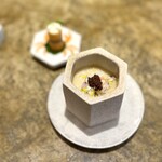 entre nous - その下には、香住のセコの外子がたっぷり詰まったフラン。
      優しくも濃厚な味わいで、外子の食感もフランとの相性が完璧。