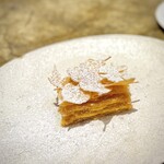 entre nous - 賞味期限５分の瞬間ミルフィーユ。
      どれだけお腹いっぱいだったとしても、本当に軽くいただける大好物。
      層のパイ生地と、乗ってるチュイルの食感が異なっていて楽しいし、バターの風味も最高♪