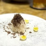 entre nous - スペシャルメニューの方には、黒トリュフがたっぷり掛かります♪
      最近、その美味しさにあらためて感動している百合根の中には、なんと卵黄が隠れておる。
      もったりと美味しく、オリーブオイルもいい仕事してます。