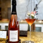 entre nous - フランシス・オルヴァンのロゼシャンパーニュから。
      キリッとドライでありつつ、チャーミングな近づきやすさがあります。