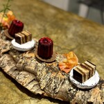 entre nous - フランボワーズのカヌレと、オペラ。
      もちろん、どちらもめっちゃ美味しい！
      特に、オペラは薄いチョコのパリッとした食感が快感です(^^)