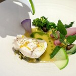entre nous - 五島列島のクエを蒸し焼きで。らしい弾力は残しつつも、ふわっと。
      皮目のゼラチン質の味が豊かですし、ダブルソースのバジルの爽やかな香りも清々しい。
      冬野菜の、彩りも味わいも鮮烈です。