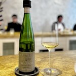 entre nous - トリンバックのリースリング。
      バジルソースなどが華やかなので、フローラルな香りは合いますし、V.V.なので奥行きもありますね。