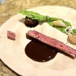 entre nous - 美しいロゼピンクの立派な胸肉。
      左には柔らかなヒレが小さく。
      奥には、モモ肉に無花果の食感を加えたミンチが。
      何より、このサルミソースの濃厚でクリアな味わいが最高！好み過ぎる♪
      素晴らしい鴨プレート！