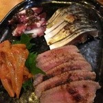 麺哲支店 麺野郎 - お任せその壱：いかちゃんちゃん&タコ梅肉&鯖刺し&ローストビーフ(2014/12)