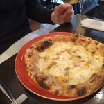 メルジェリーナ - クアトロフロマージュ（ハチミツかけてるところ）