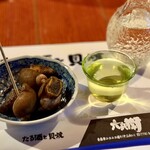 六兵衛 - お通しのバイ貝の煮付けと田酒