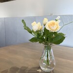 テラス ダニエル - イートインコーナーには花が飾られていました