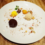 スパイスカフェ - 2014年クリスマスディナー(6300円)の濃厚なチョコレート スターアニスとサフランのジェラート添え