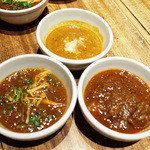 スパイスカフェ - 2014年クリスマスディナー(6300円)のイカワタカレー、カニミソカレー、放牧赤牛の煮込みカレー