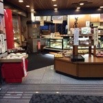 旬菓庵　東雲堂 - 広々すっきりした店内です☆