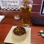 焼き鳥アポロ - お通しと澄み渡るおいしさの1番搾り