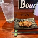 焼き鳥アポロ - カブリとわっしょい3杯目。ここら辺でだいぶ酔っ払っていて、「テキスト」て写真に入りこんでいるのに、もう気づいていない。