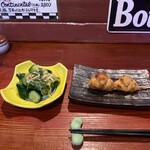 焼き鳥アポロ - ここで、きゅうりの浅漬け投入。そしてボン・ジョヴィ(ぼんじり)