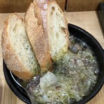 大衆立飲 もつ刺 すずき - はつもとのアヒージョ　アツアツのぷりぷり