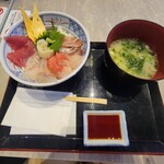 磯丸水産食堂 - 料理写真:地魚の魚河岸丼(税込1,599円)