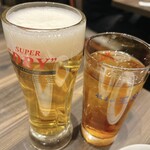 餃子の王将 - ドリンク写真:生ビール(中)とウーロン茶
