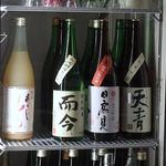 臥薪 - カウンターの中には銘酒が冷されてます