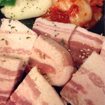 王豚足家 五反田本店 - サムギョプサルの肉