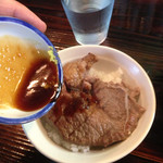 ラーメン246亭 - 具の牛ステーキをサービスのライスにのせ、焼肉のタレをかけました