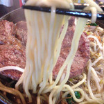 ラーメン246亭 - 猛牛麺（牛ステーキと牛ホルモン）の麺