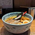 麺や 六三六 - 器が可愛ゆいです。