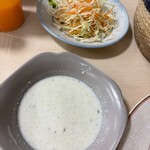 HUJRA HALAL FOOD & RESTAURANT - サラダとライタ