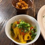 隙間カレー - 蓮根と金時人参のアチャール・ひよこ豆のアチャール