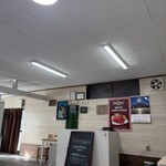 HUJRA HALAL FOOD & RESTAURANT - 内装