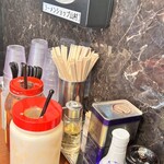 ラーメンショップ 山村 本店 - 【テーブル席】調味料類