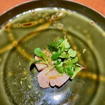 IL TEATRINO DA SALONE - ハマチ､マイクロリーフ､南イタリアで親しまれているサルモリッリョソース､ケッパー､ドライトマト､ディルを合わせたインサラータ仕立ての前菜です。