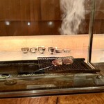 IL TEATRINO DA SALONE - 次のお料理で使われる軍鶏を炭火焼きしています。