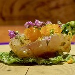 IL TEATRINO DA SALONE - 緑色は､海苔のチップス｡フルーツトマトと海老のお出汁のソースを敷き､その上に､タカエビと温州蜜柑､紫蘇を添えています。