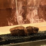 IL TEATRINO DA SALONE - 【焼き物】　高原黒牛フィレを炭火焼き｡カウンター席の目の前です。