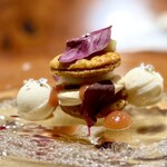 IL TEATRINO DA SALONE - リンゴのタタン､ヘーゼルナッツの濃厚なクリーム､りんどうのジェラート､紅玉の皮ごと使った酸味のあるジャムを添えています。