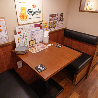 カウンター後ろにある、落ち着いて会話を楽しめる2名様席。
（2名様×2）