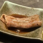 YORONIKU TOKYO AZABUDAIHILLS - 焼けたシルクロースをタレにつける