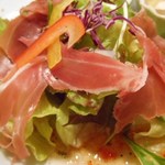 阪南洋風食堂クゥクゥ - 特別フルコース　前菜の生ハムサラダ