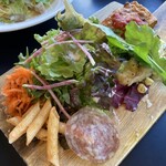 The LOAF Cafe - 若鶏のソテーやハム、キッシュ等のボードランチ