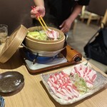 沖縄料理 あぐー豚 しゃぶしゃぶ AGU- - アグー豚の蒸籠蒸し